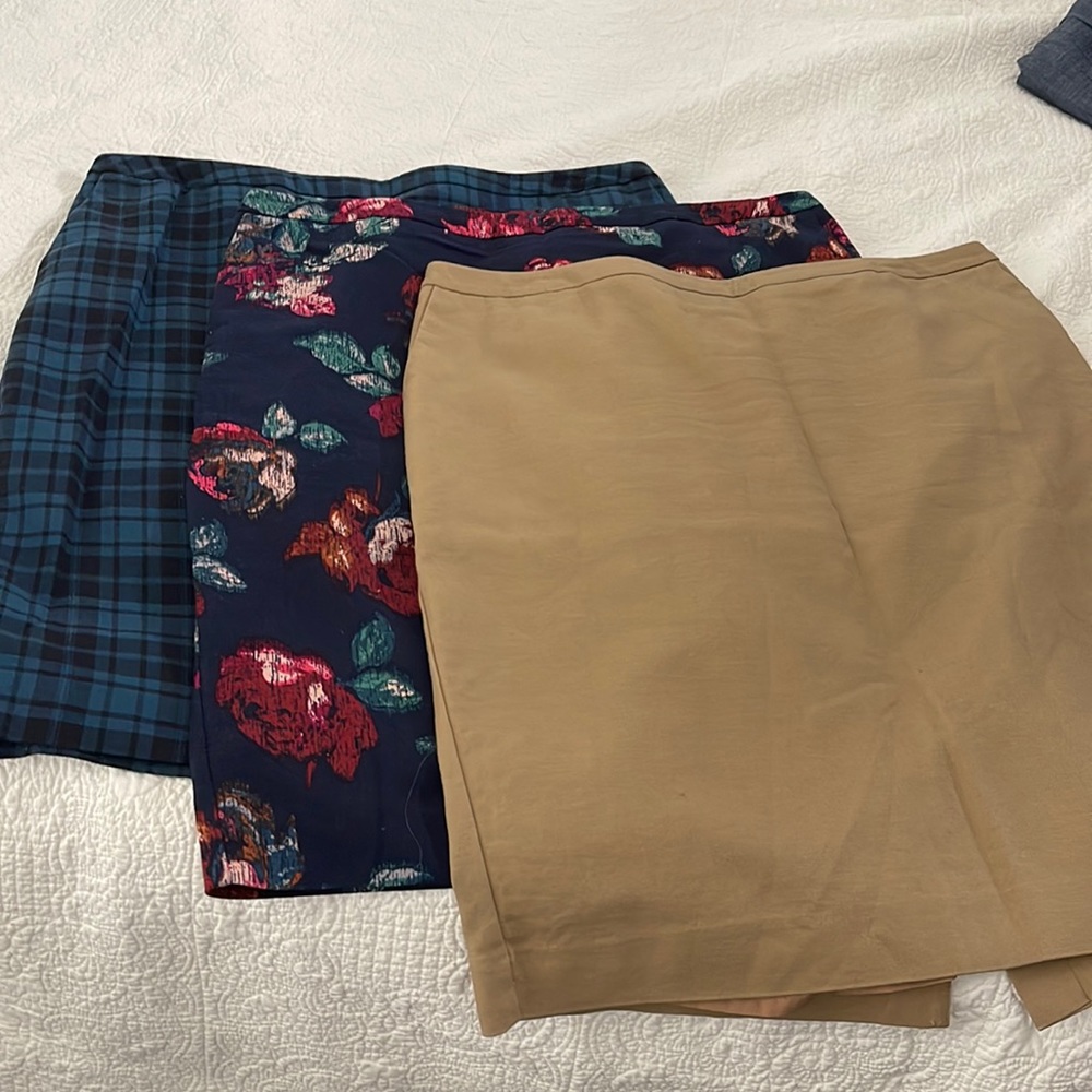 Lot of 3 Merona stretch pencil skirt with zipper.